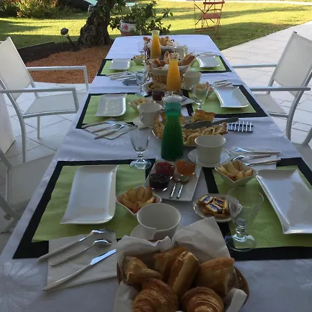 D'hotes Aube De Lune Bed & Breakfast 3*