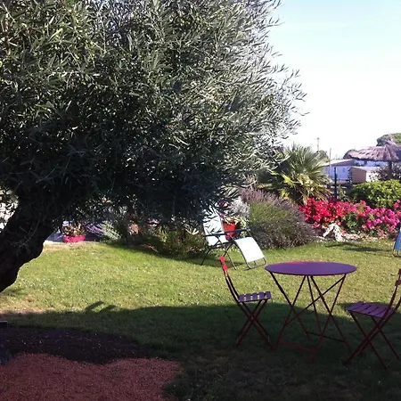 D'hotes Aube De Lune Bed & Breakfast 3*